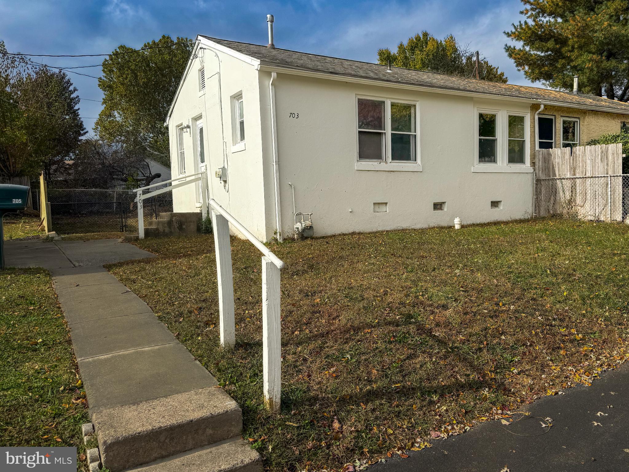 a view of a house with backyard and garden