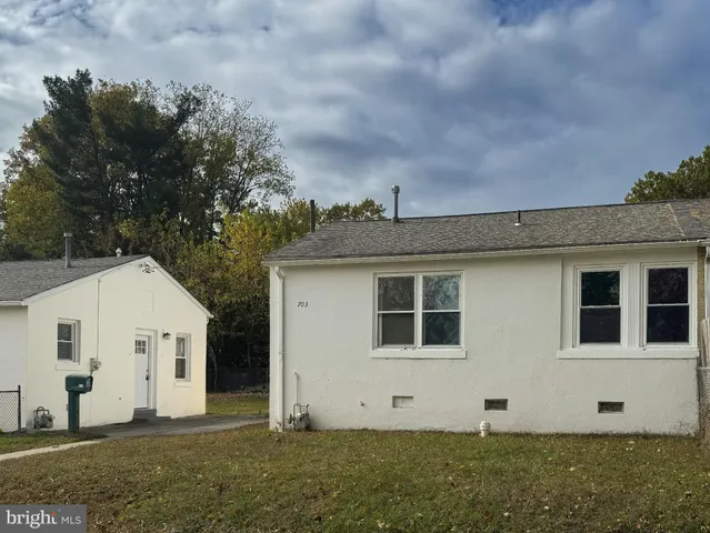 a view of an house with backyard