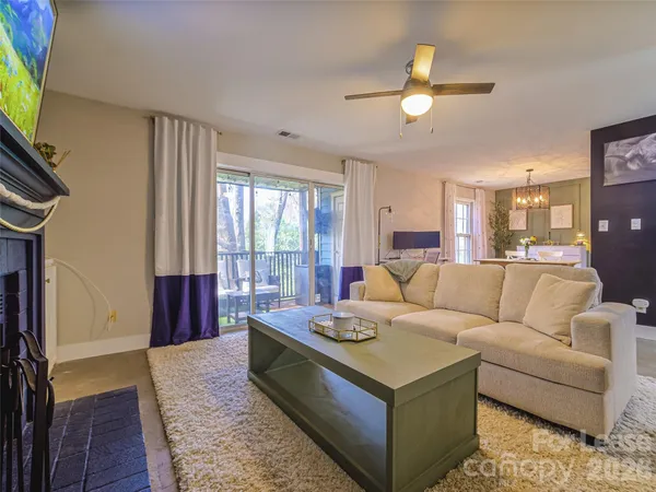$1,850 | 3300 Selwyn Farms Lane, Unit 5, Charlotte, NC 28209