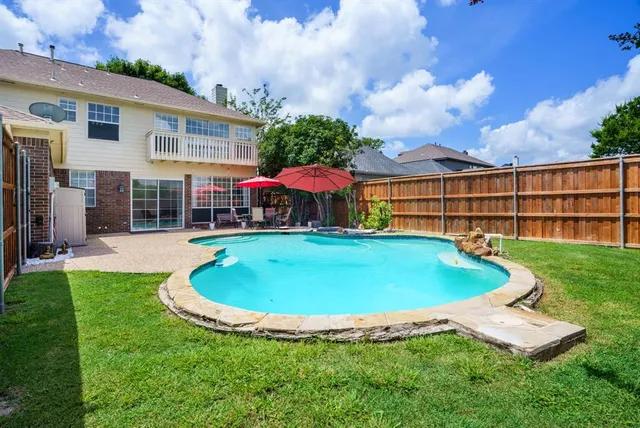 a view of a house with a backyard