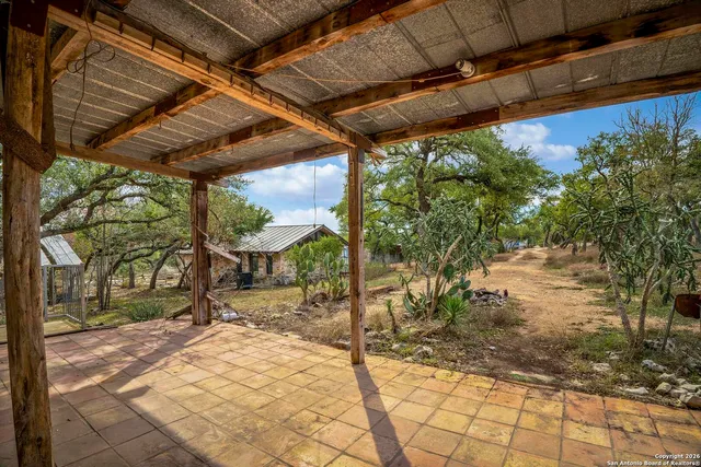 a view of an entryway with a livingroom