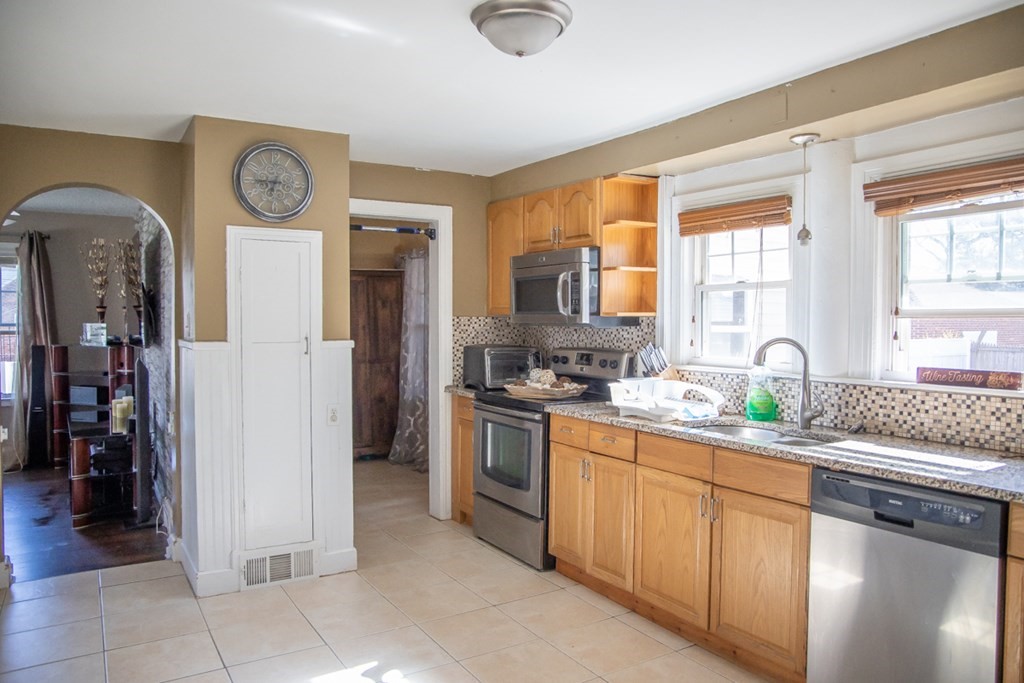 54 Upland Street Springfield, MA 01104 - Photo 8 of 30