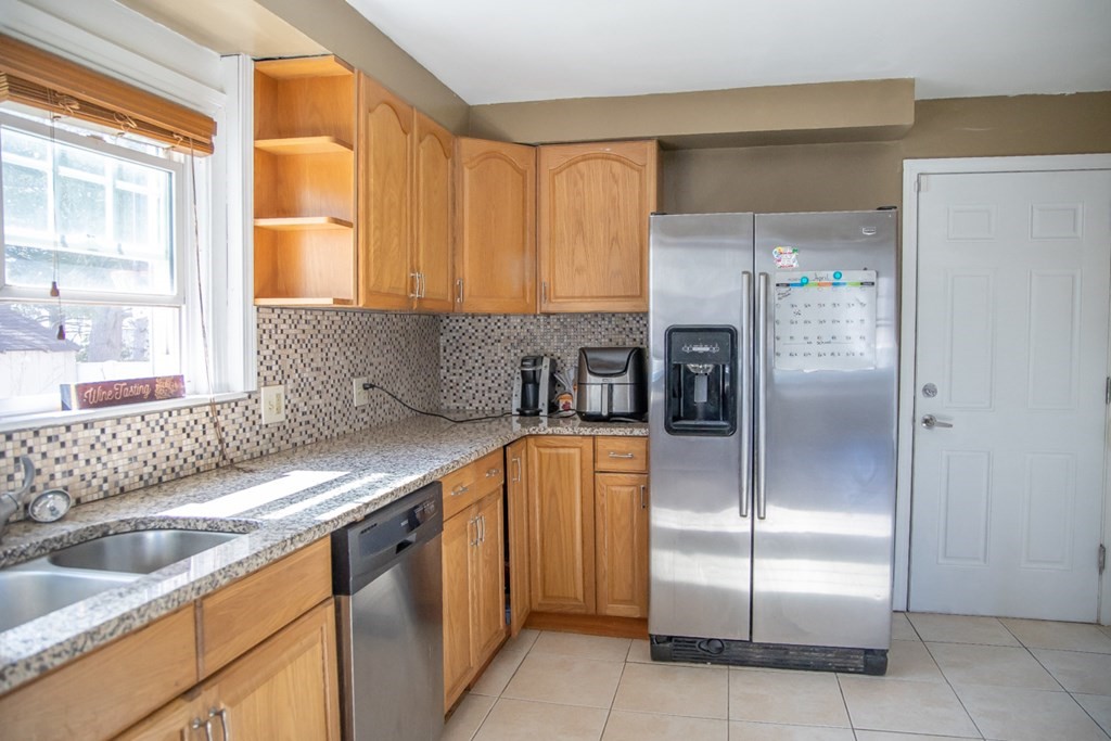 54 Upland Street Springfield, MA 01104 - Photo 9 of 30