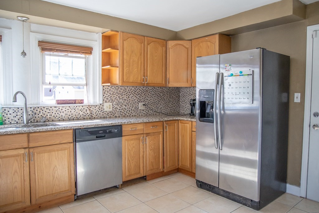 54 Upland Street Springfield, MA 01104 - Photo 10 of 30