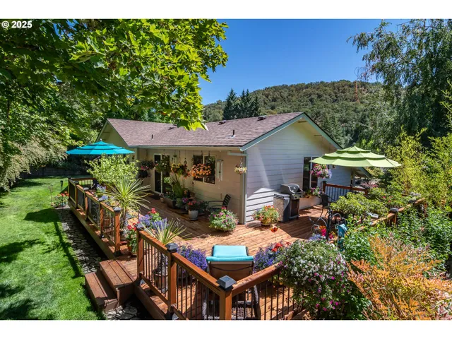 a view of a house with backyard and porch