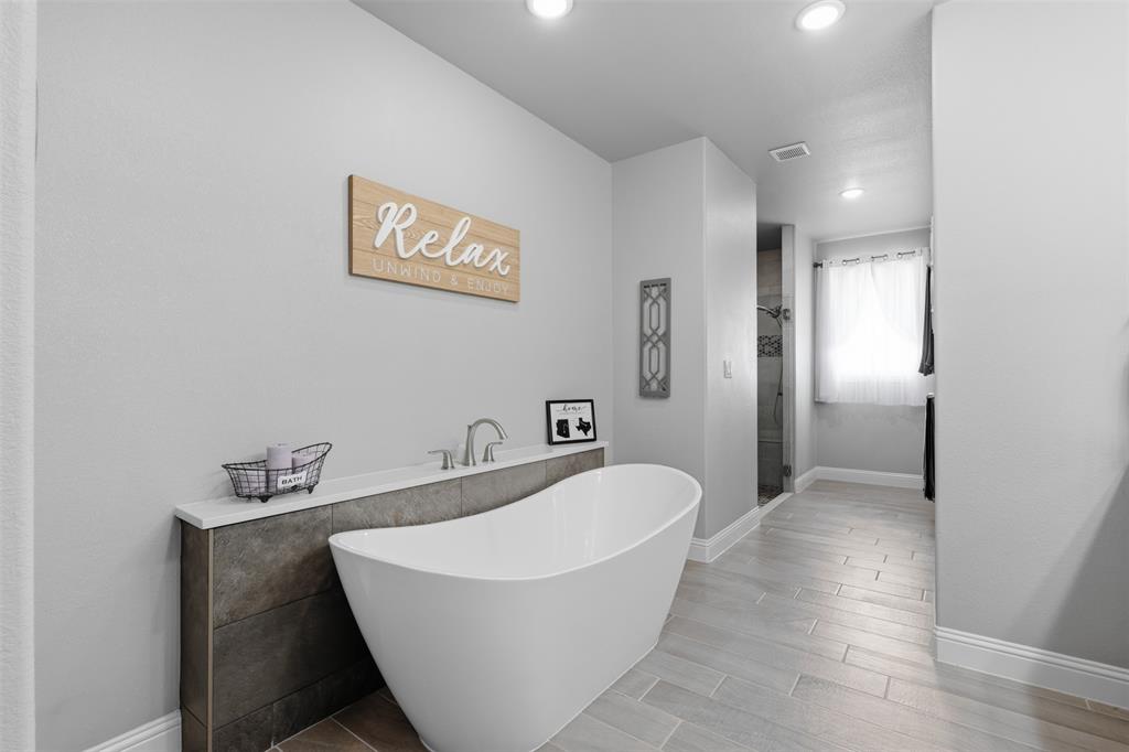 3036 Deer Path Weatherford, TX 76085 - Photo 19 of 35 a bathroom with a bathtub and a sink