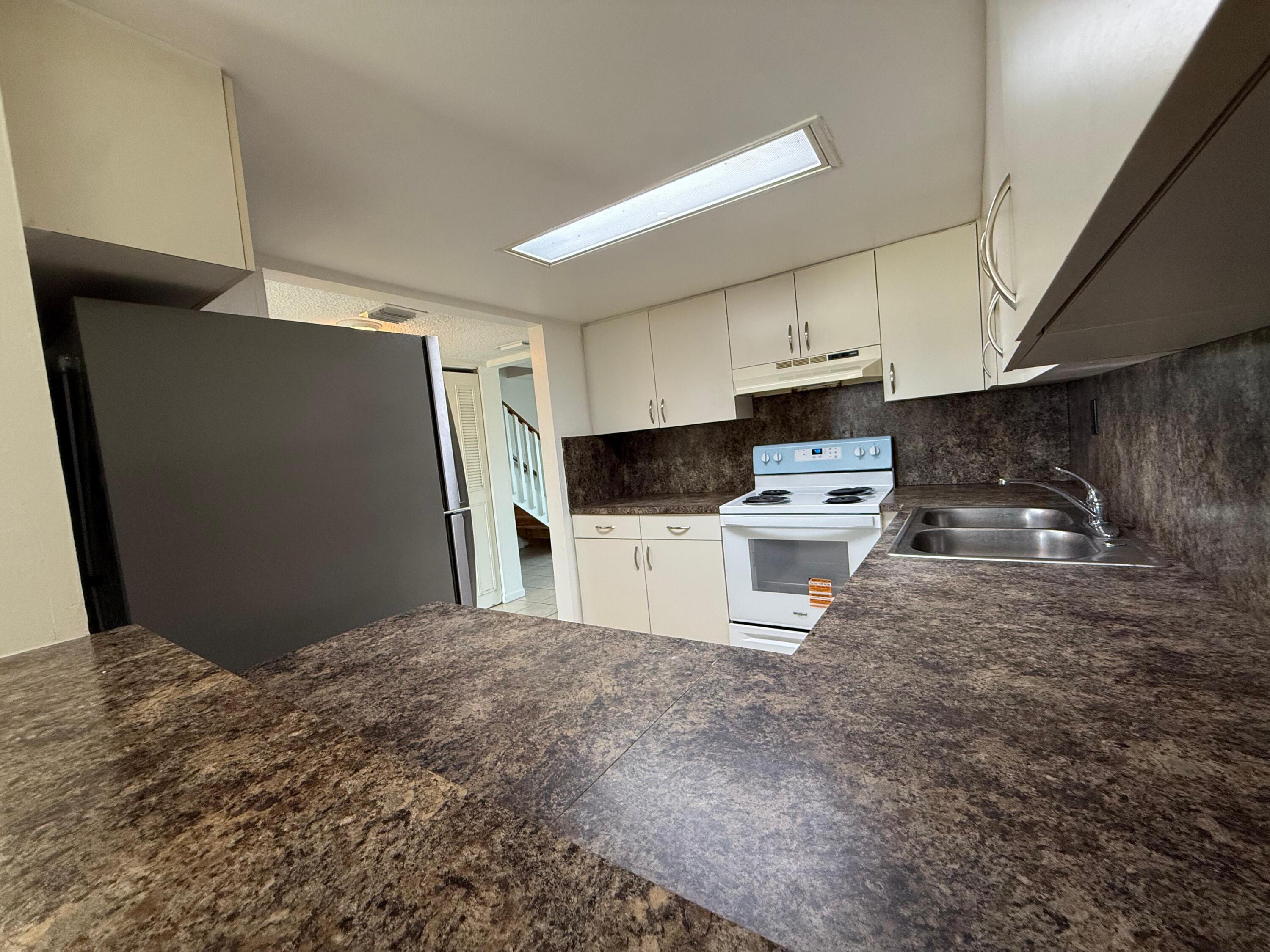 347 Gulfstream Road Dania Beach, FL 33004 - Photo 7 of 12 WhatsApp Image 2026-05-03 at 21.38.57 (5
