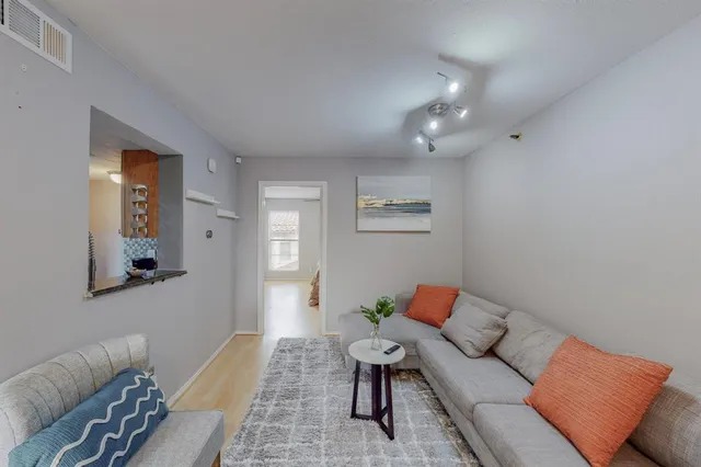 $1,350 | 5916 Gaston Avenue, Unit 304, Dallas, TX 75214