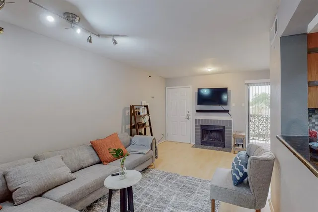 $1,350 | 5916 Gaston Avenue, Unit 304, Dallas, TX 75214