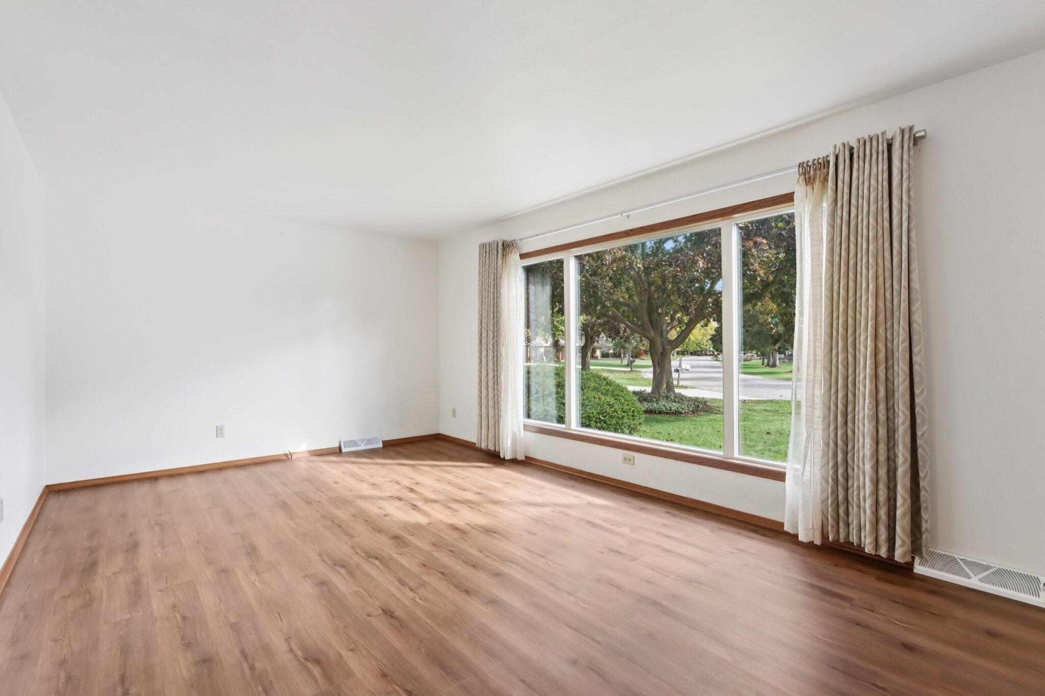 901 Anton Road Hartland, WI 53029 - Photo 8 of 48 Living Room