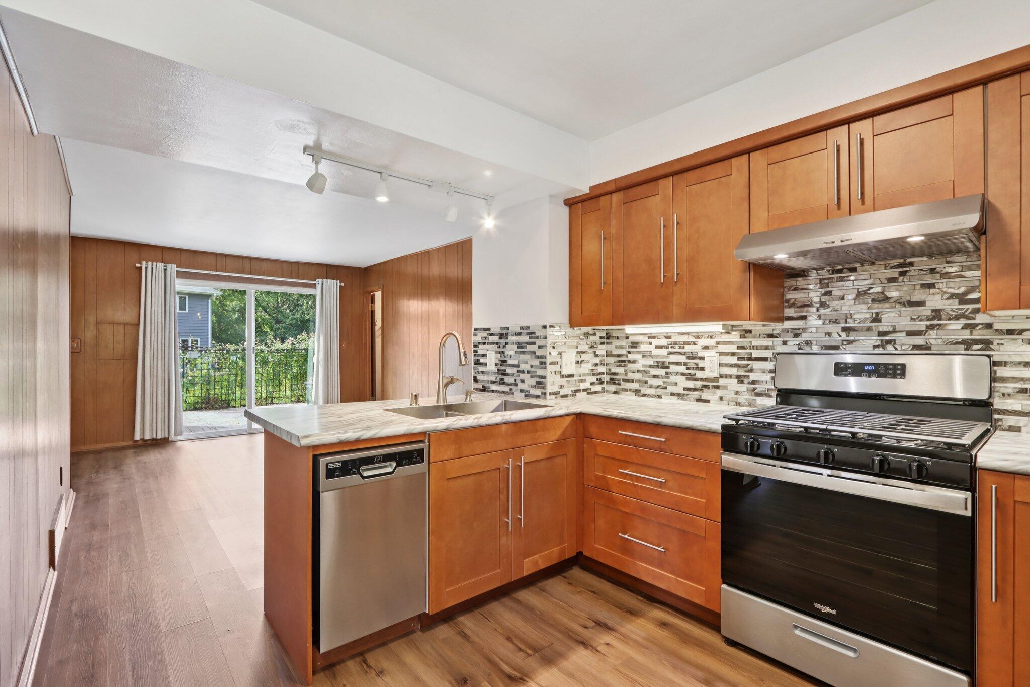 901 Anton Road Hartland, WI 53029 - Photo 12 of 48 Kitchen