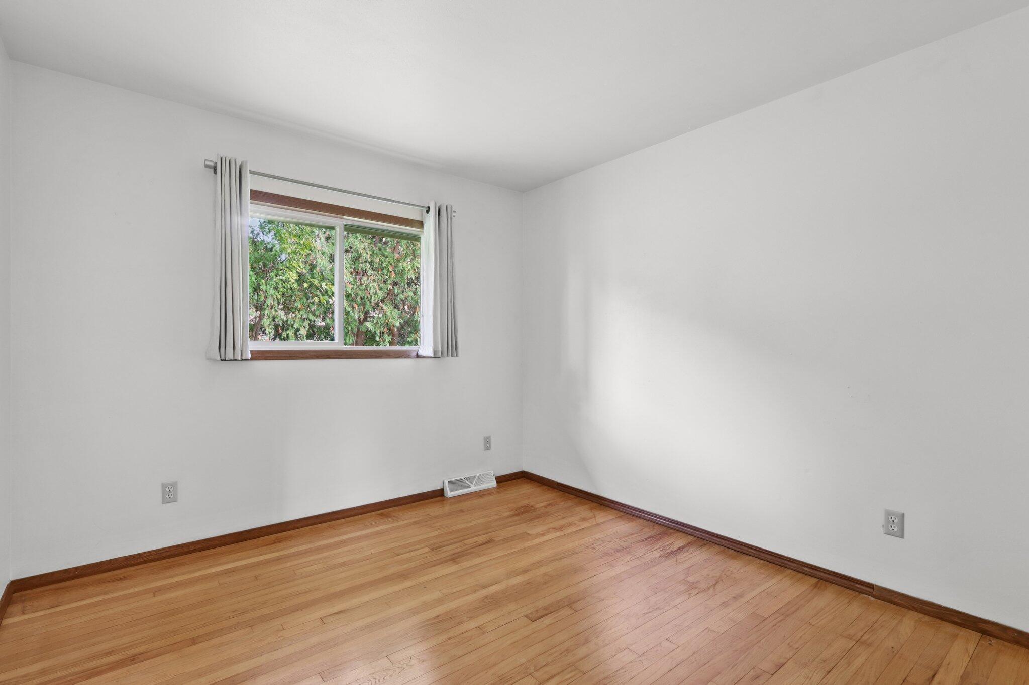 901 Anton Road Hartland, WI 53029 - Photo 28 of 48 Bedroom 3