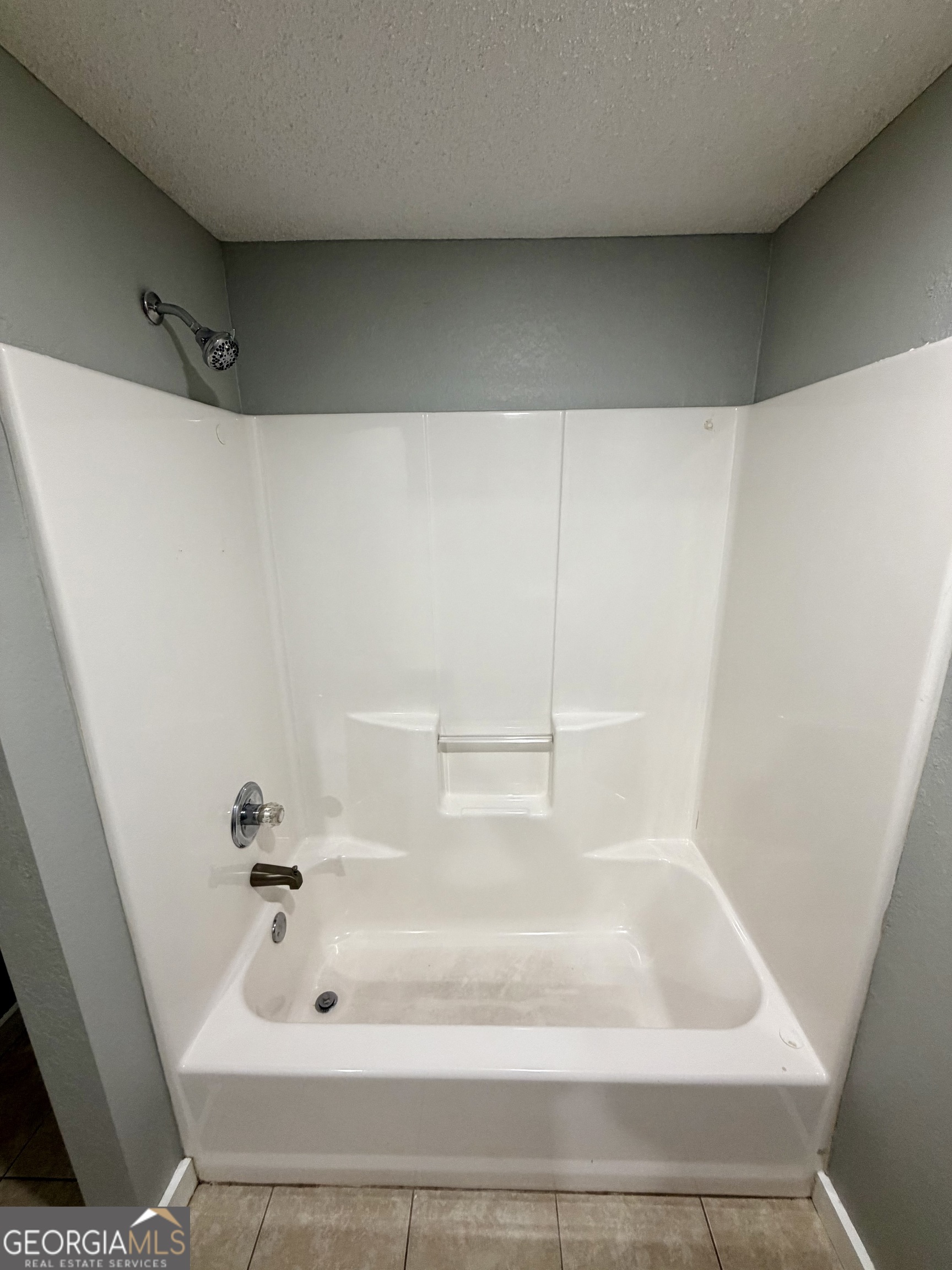 666 Woolfolk Street Macon, GA 31217 - Photo 25 of 60 a bathroom with a bathtub