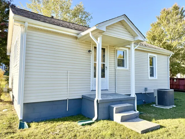 a front view of house with yard