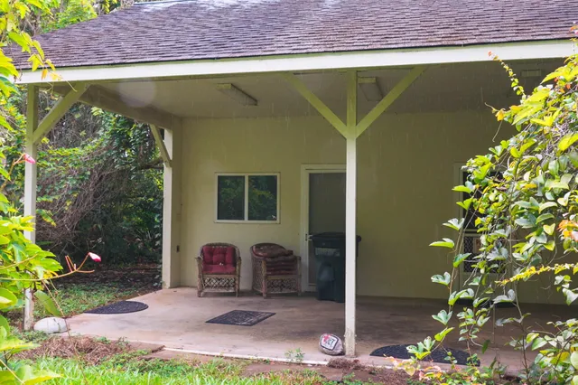 a view of a back yard