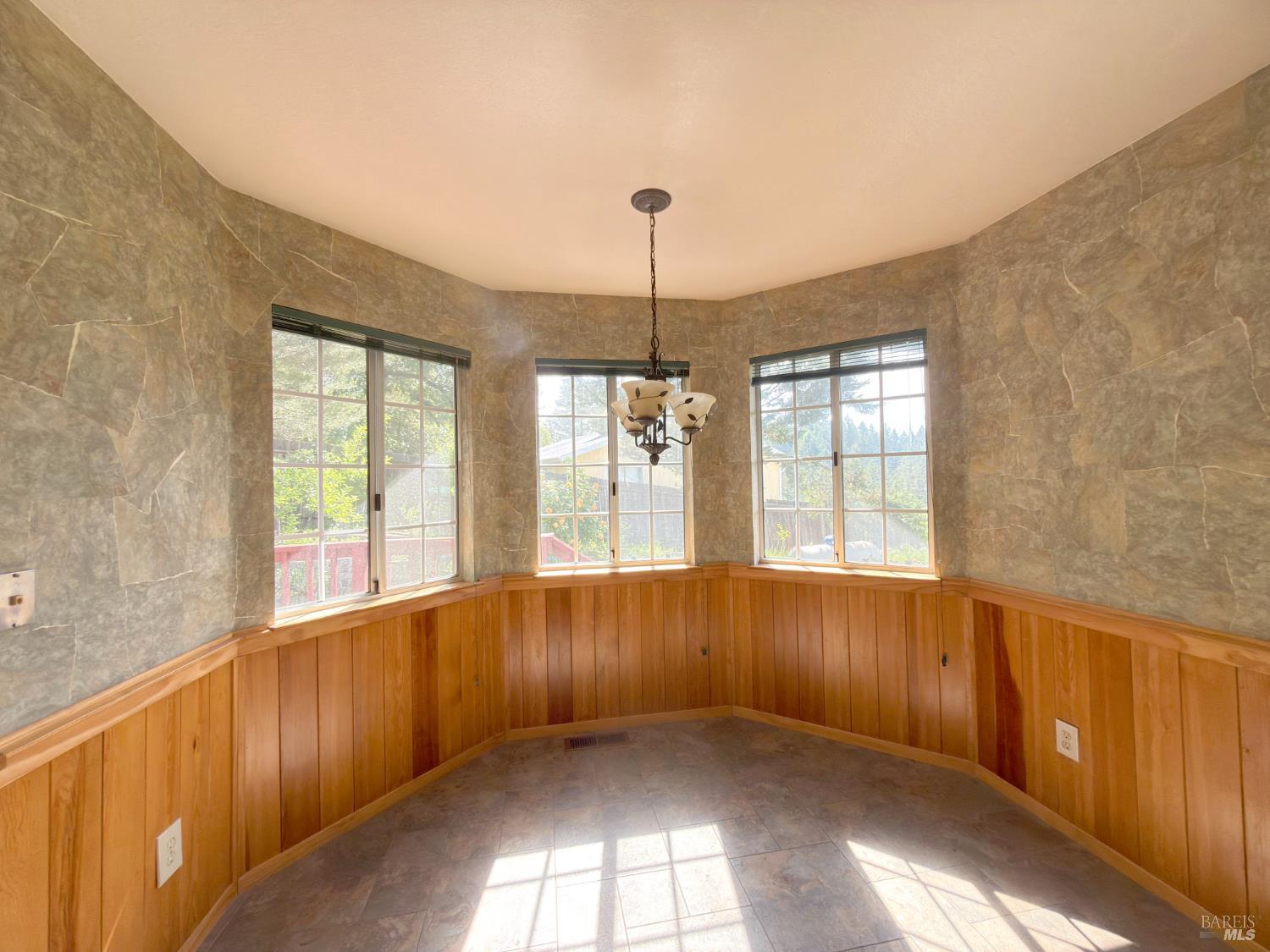 27009 Hawk Court Willits, CA 95490 - Photo 5 of 31