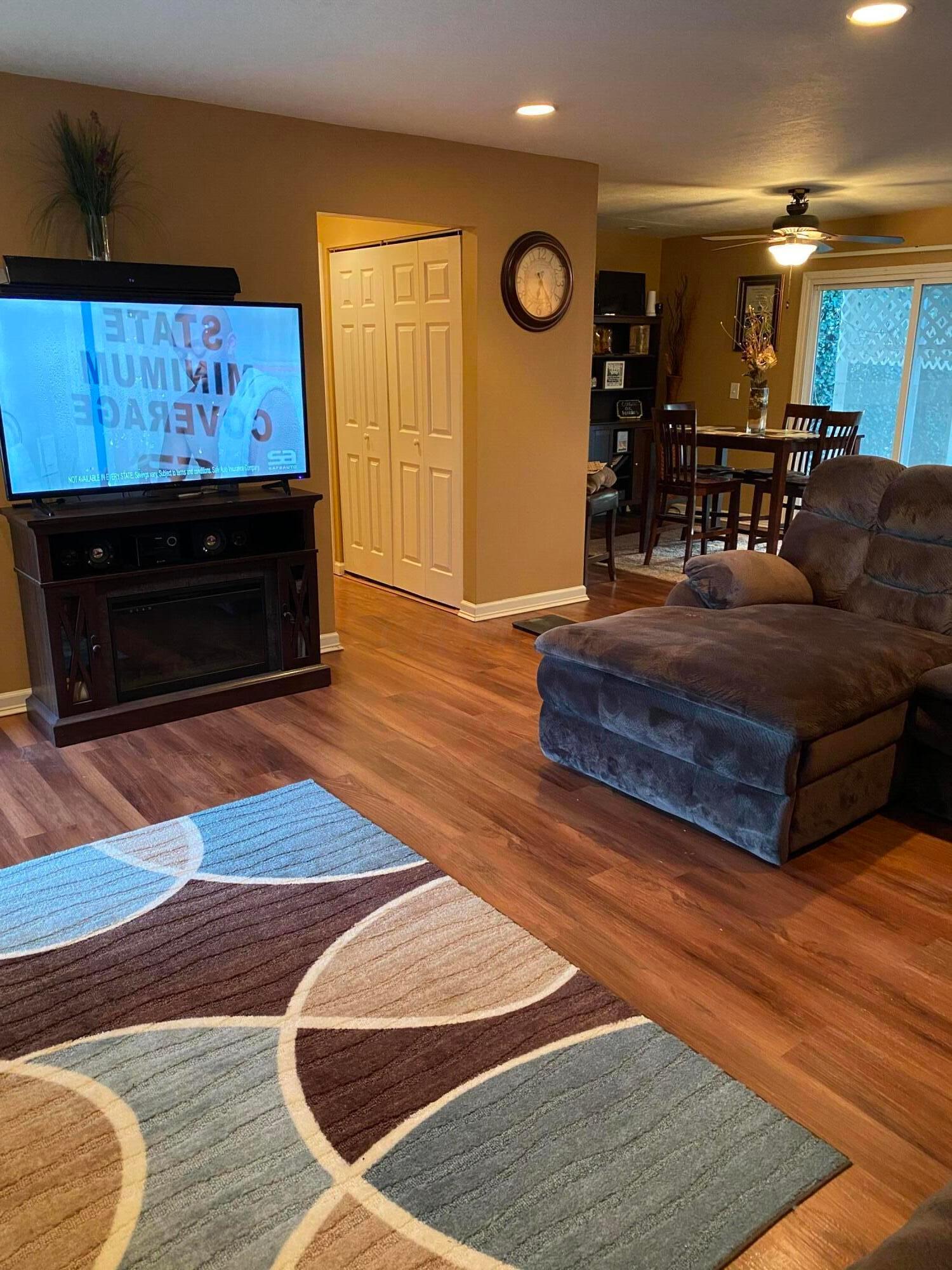 2845 Fleet Road Columbus, OH 43232 - Photo 5 of 11 Living Room