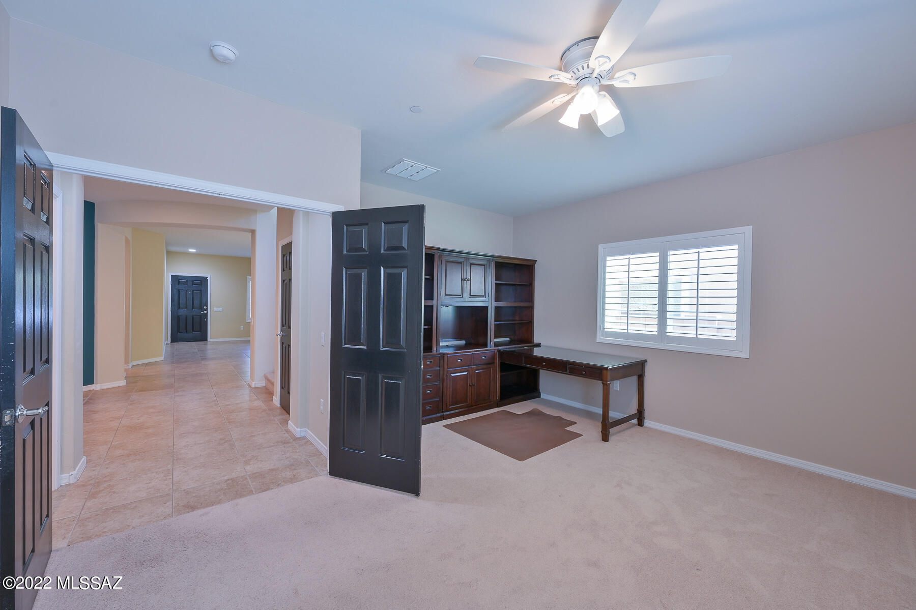10804 East Salsabila Road Tucson, AZ 85747 - Photo 12 of 50 a living room with furniture and a window