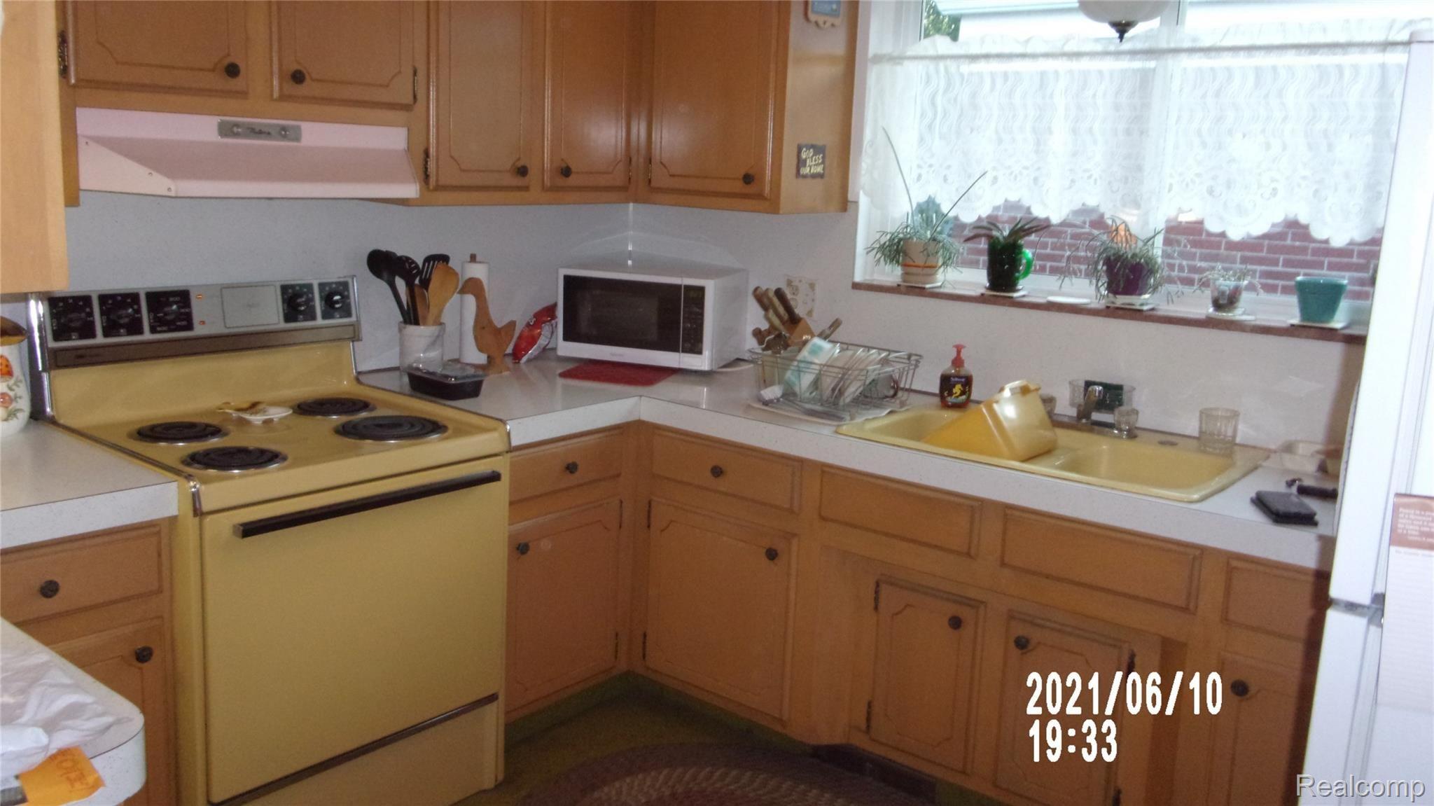 8130 Busch Street Center Line, MI 48015 - Photo 21 of 34 125_0641.JPG