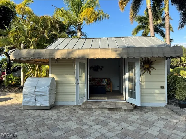 a view of a car garage of the house