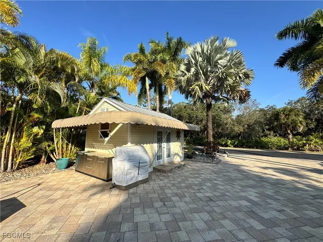 a view of a backyard