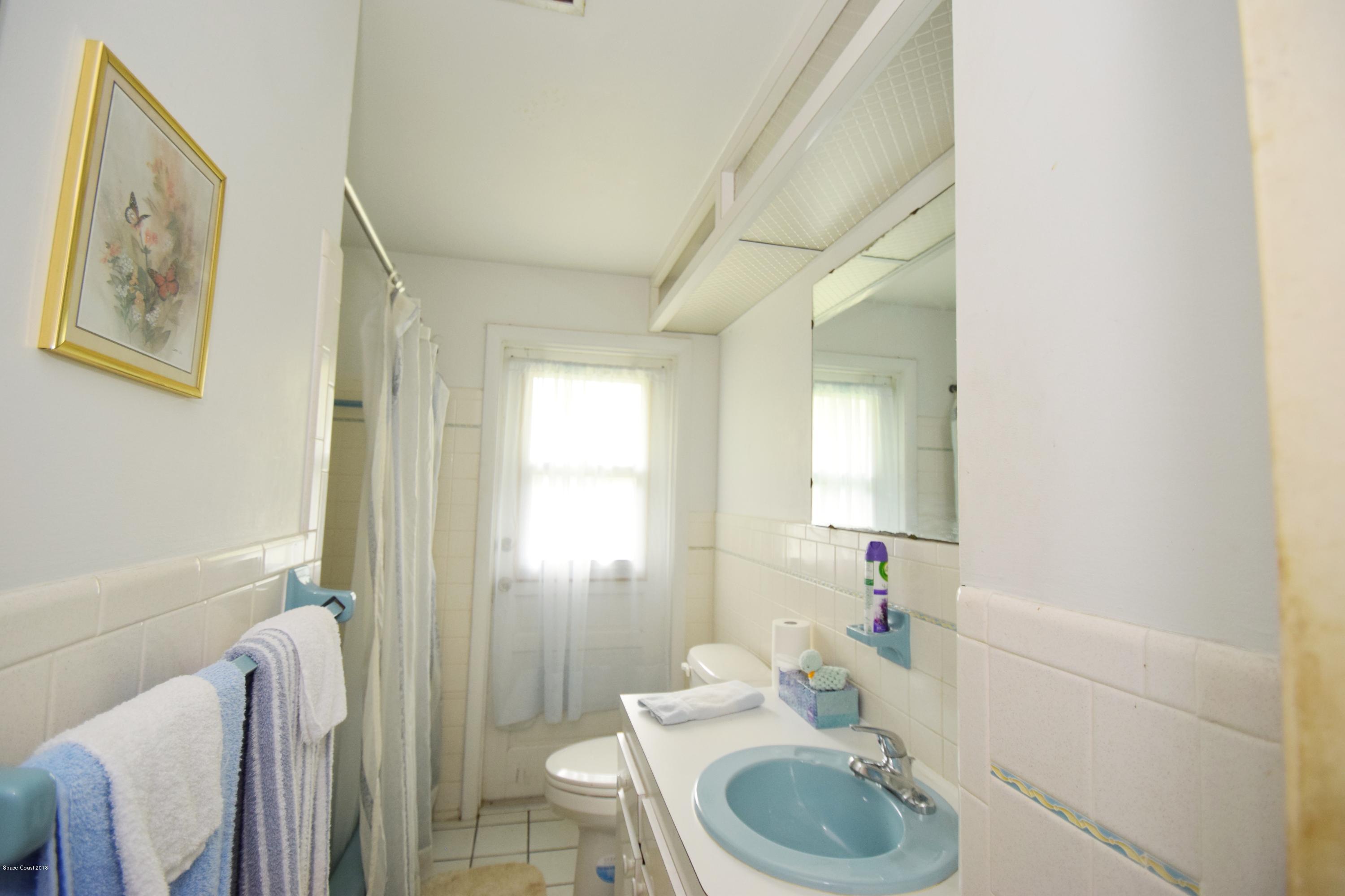 2715 Lakemont Road Melbourne, FL 32934 - Photo 15 of 15 Guest Bath