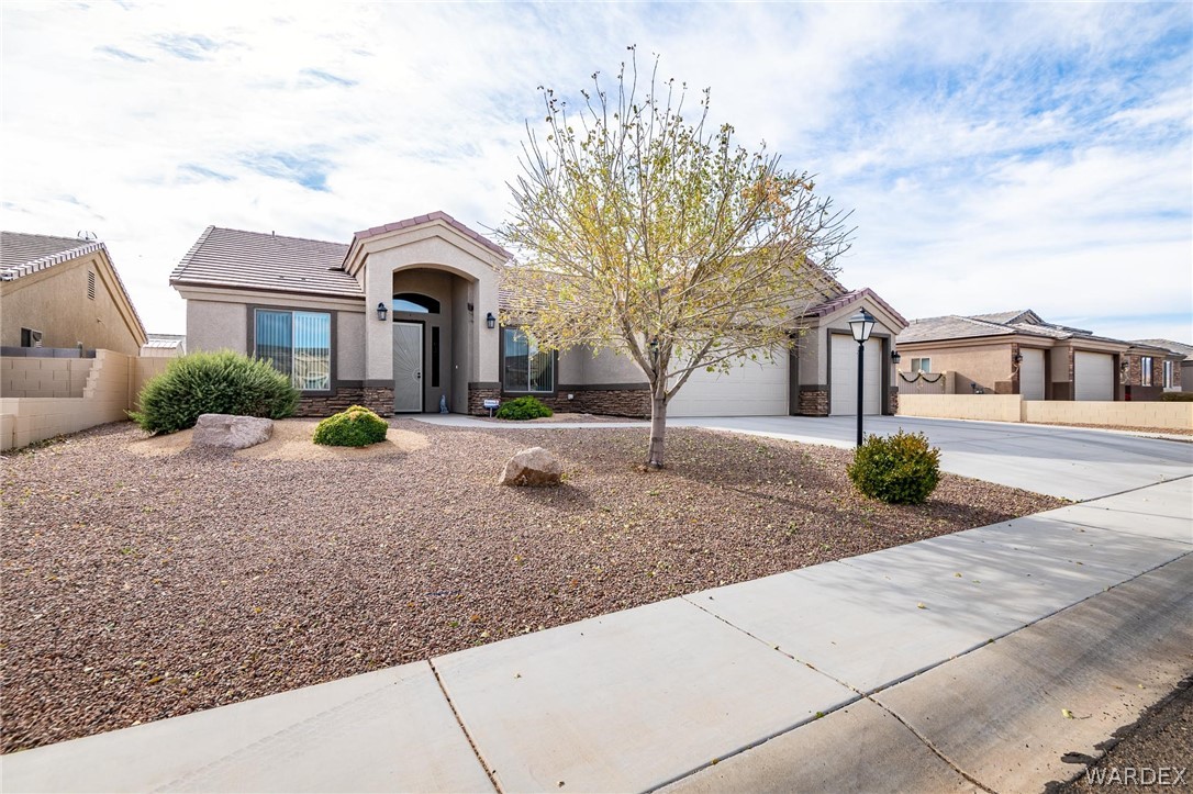 4870 North Old W Road Kingman, AZ 86401 - Photo 2 of 41 a front view of a house with a yard