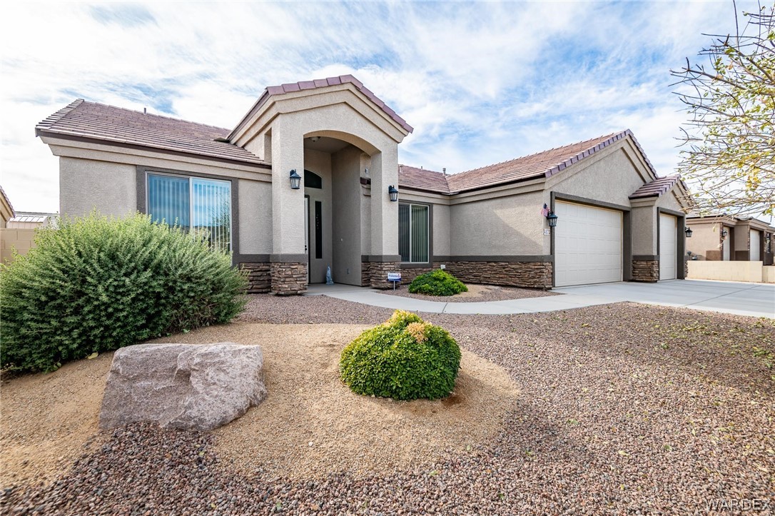 4870 North Old W Road Kingman, AZ 86401 - Photo 7 of 41 a front view of a house with garden