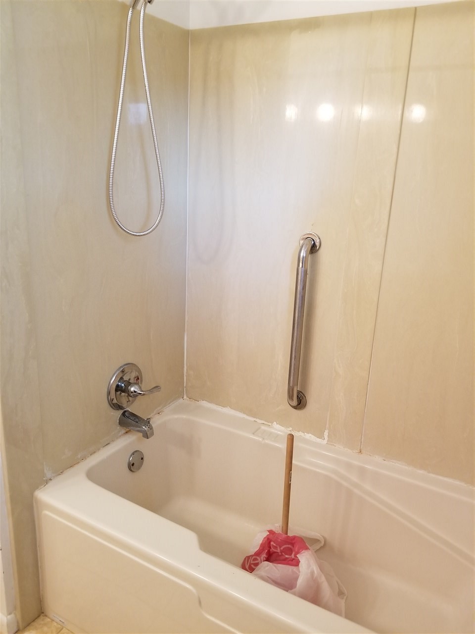 2571 Vandekarr Road Owosso, MI 48867 - Photo 21 of 32 View of the Bathtub