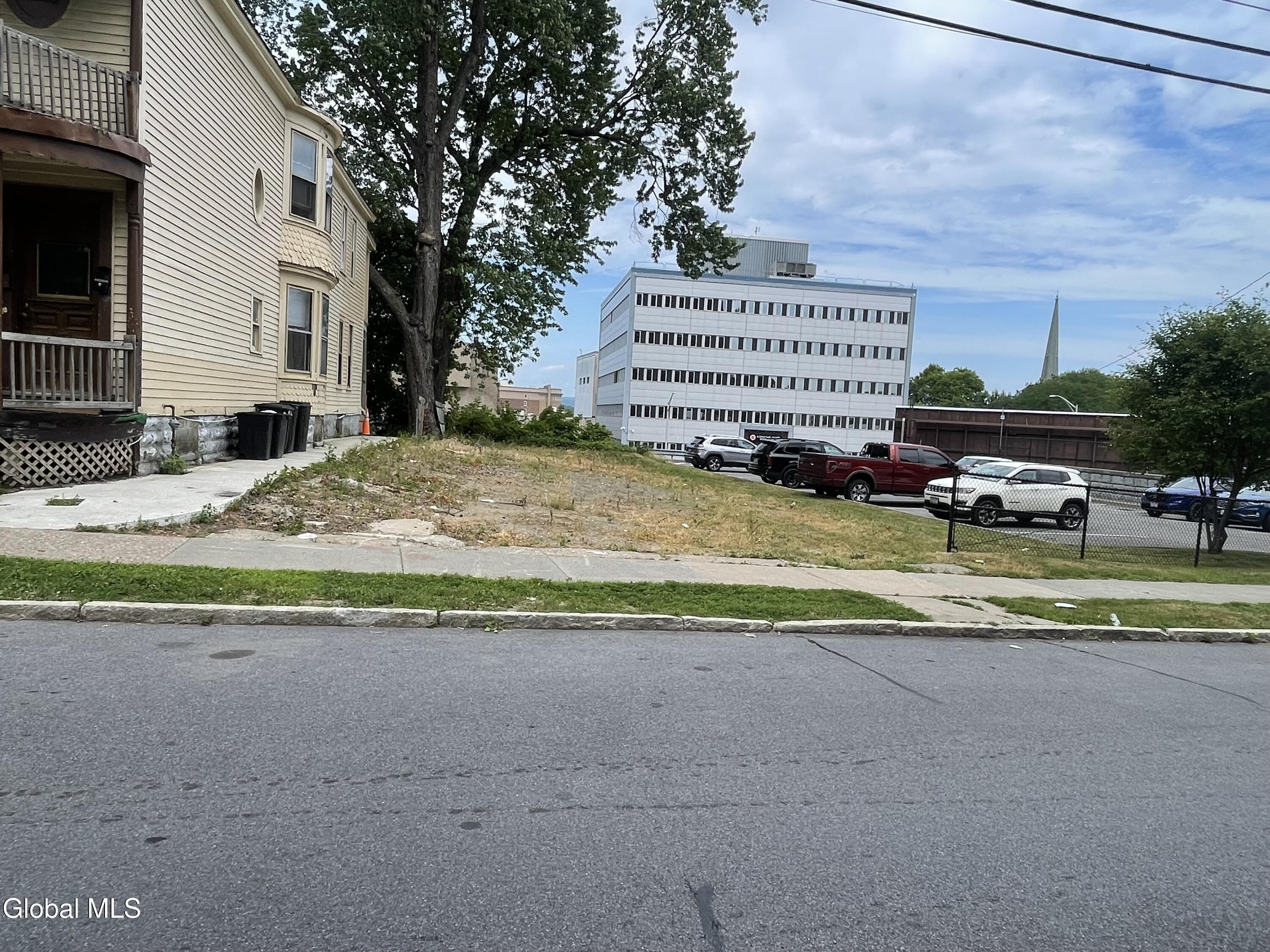 312 Georgetta Dix Plaza Schenectady, NY 12307 - Photo 2 of 6 IMG_9254