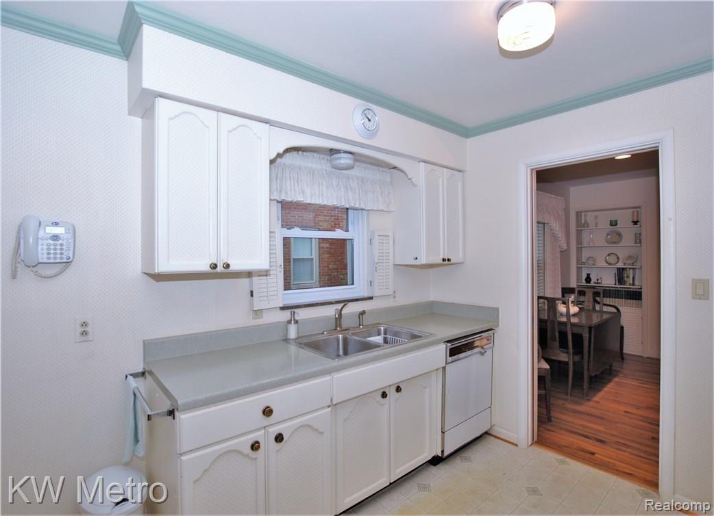 3635 Rockingham Road Royal Oak, MI 48073 - Photo 9 of 42 Kitchen
