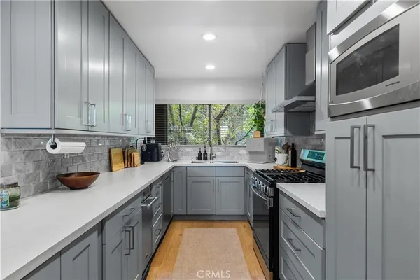 $799,000 | 3880 Fredonia Drive, Unit D, Los Angeles, CA 90068