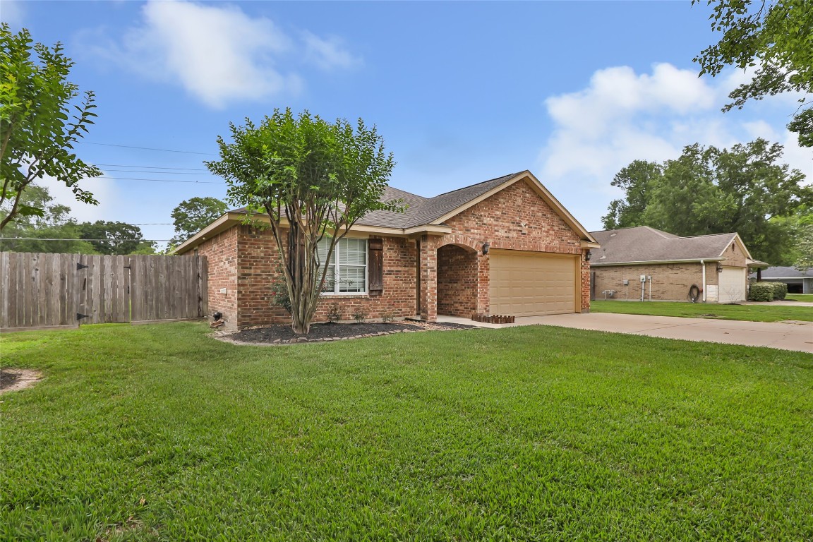 735 Broad Ripple Drive Houston, TX 77336 - Photo 2 of 32