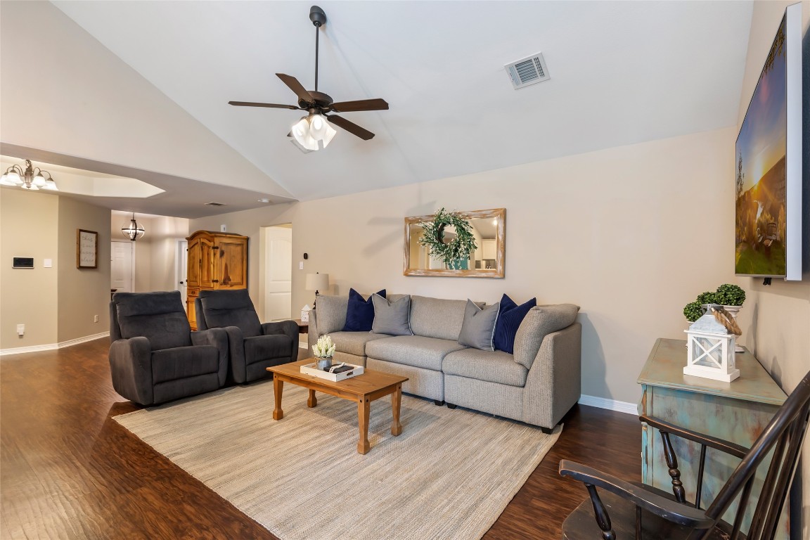 735 Broad Ripple Drive Houston, TX 77336 - Photo 7 of 32