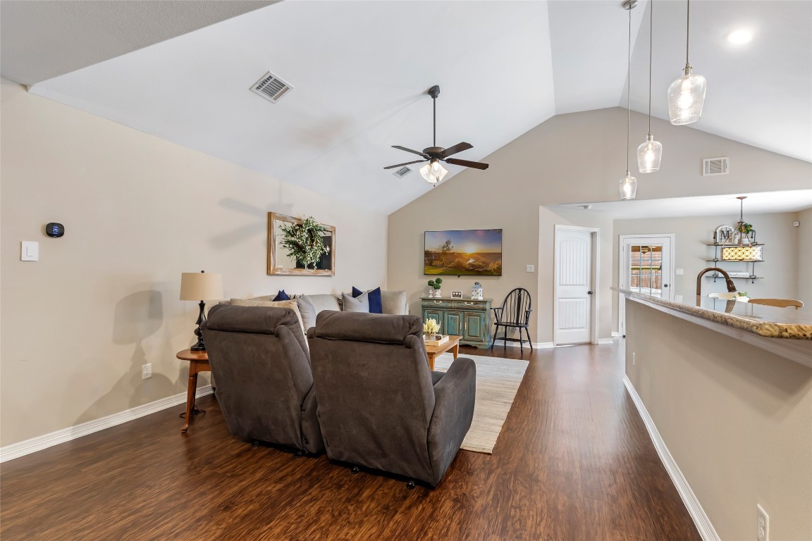 735 Broad Ripple Drive Houston, TX 77336 - Photo 8 of 32