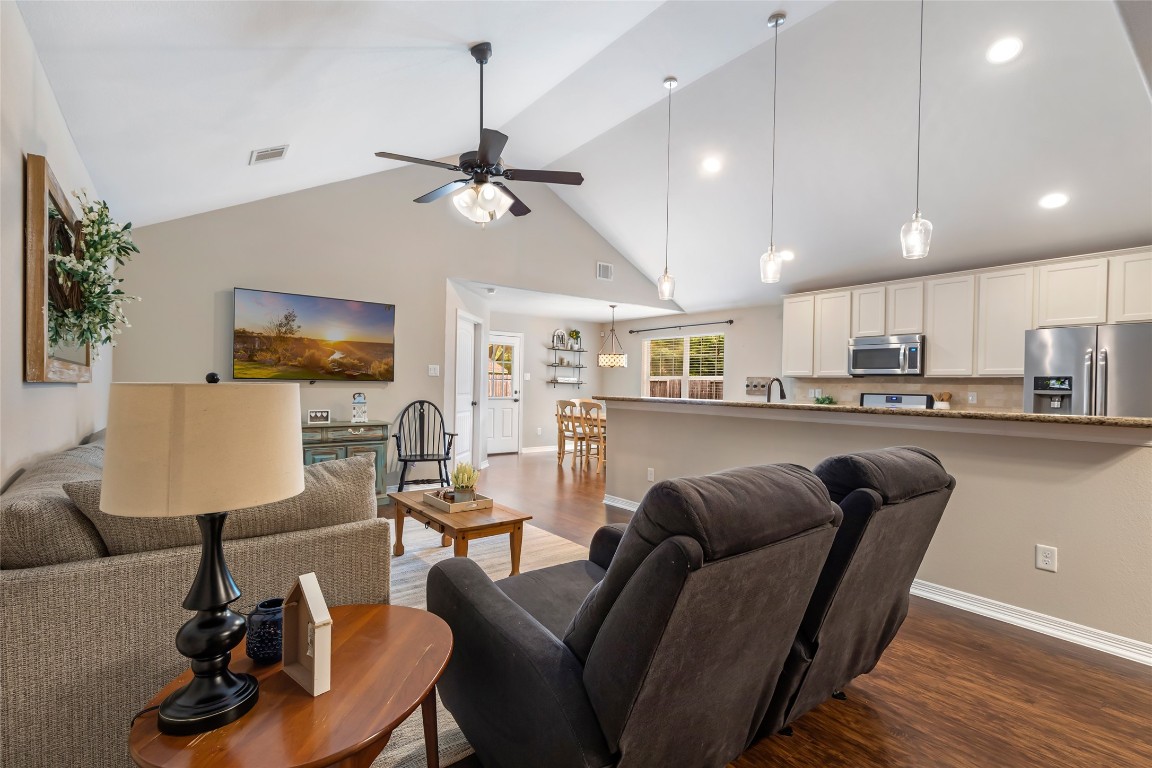735 Broad Ripple Drive Houston, TX 77336 - Photo 9 of 32