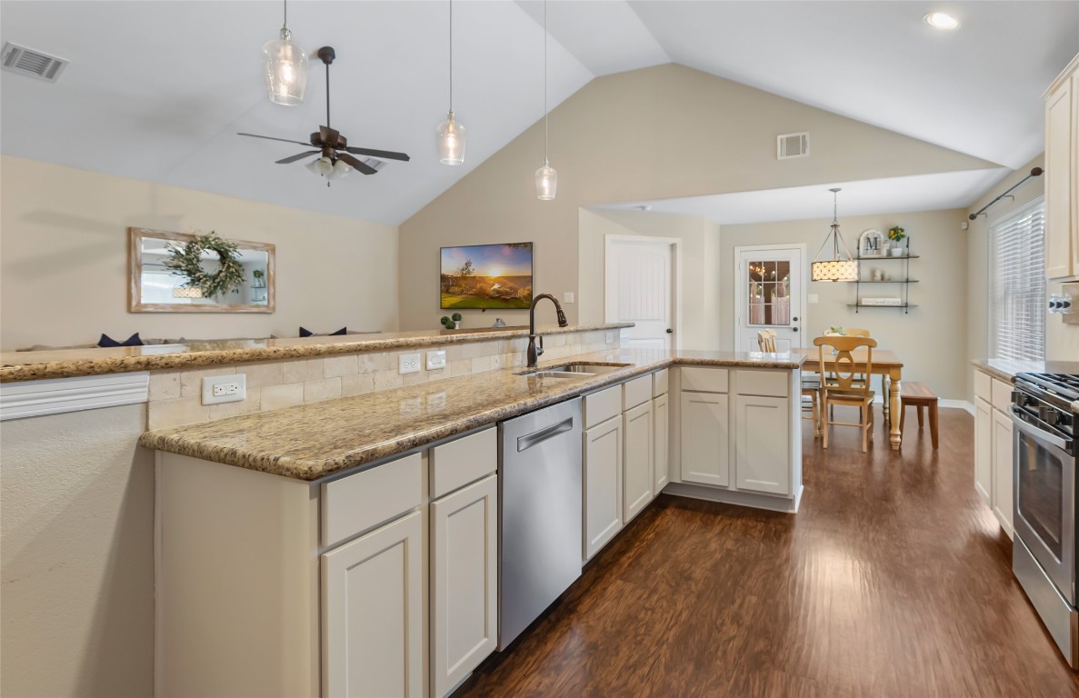735 Broad Ripple Drive Houston, TX 77336 - Photo 10 of 32
