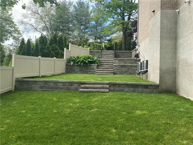 a view of a backyard