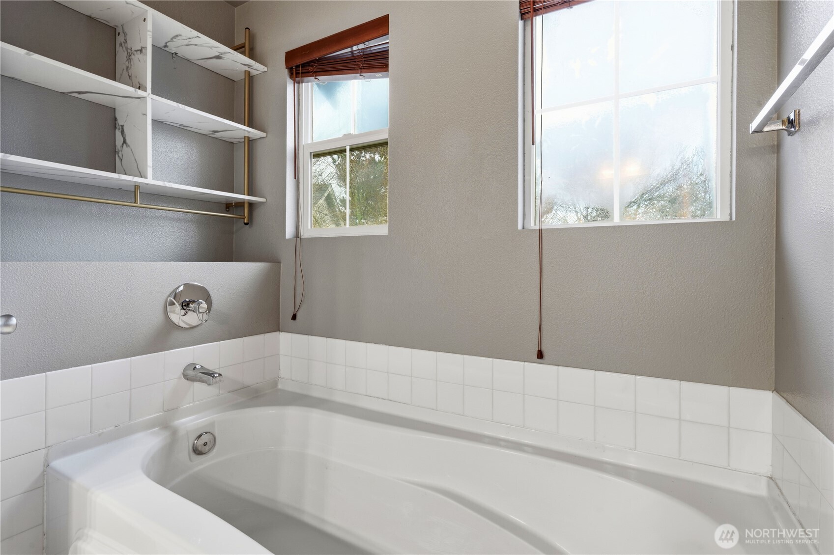 5624 South 233rd Street, Unit 41 Kent, WA 98032 - Photo 28 of 37 a bathroom with bathtub