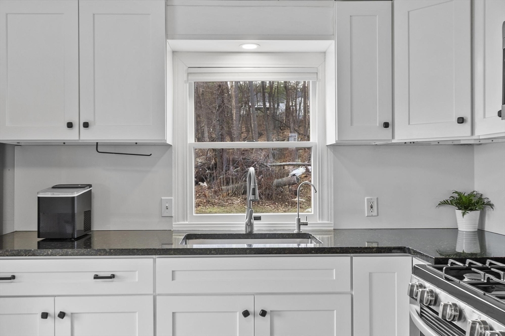 1430 Mammoth Road Dracut, MA 01826 - Photo 6 of 41