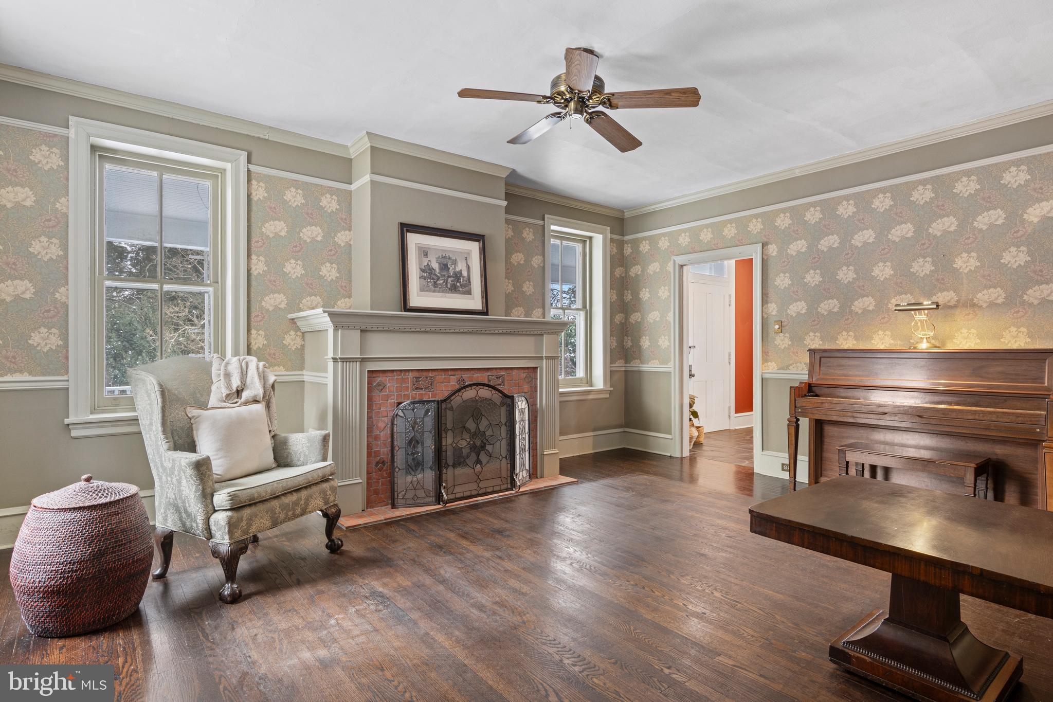 1009 Bent Road Media, PA 19063 - Photo 5 of 42 Large Living Room
