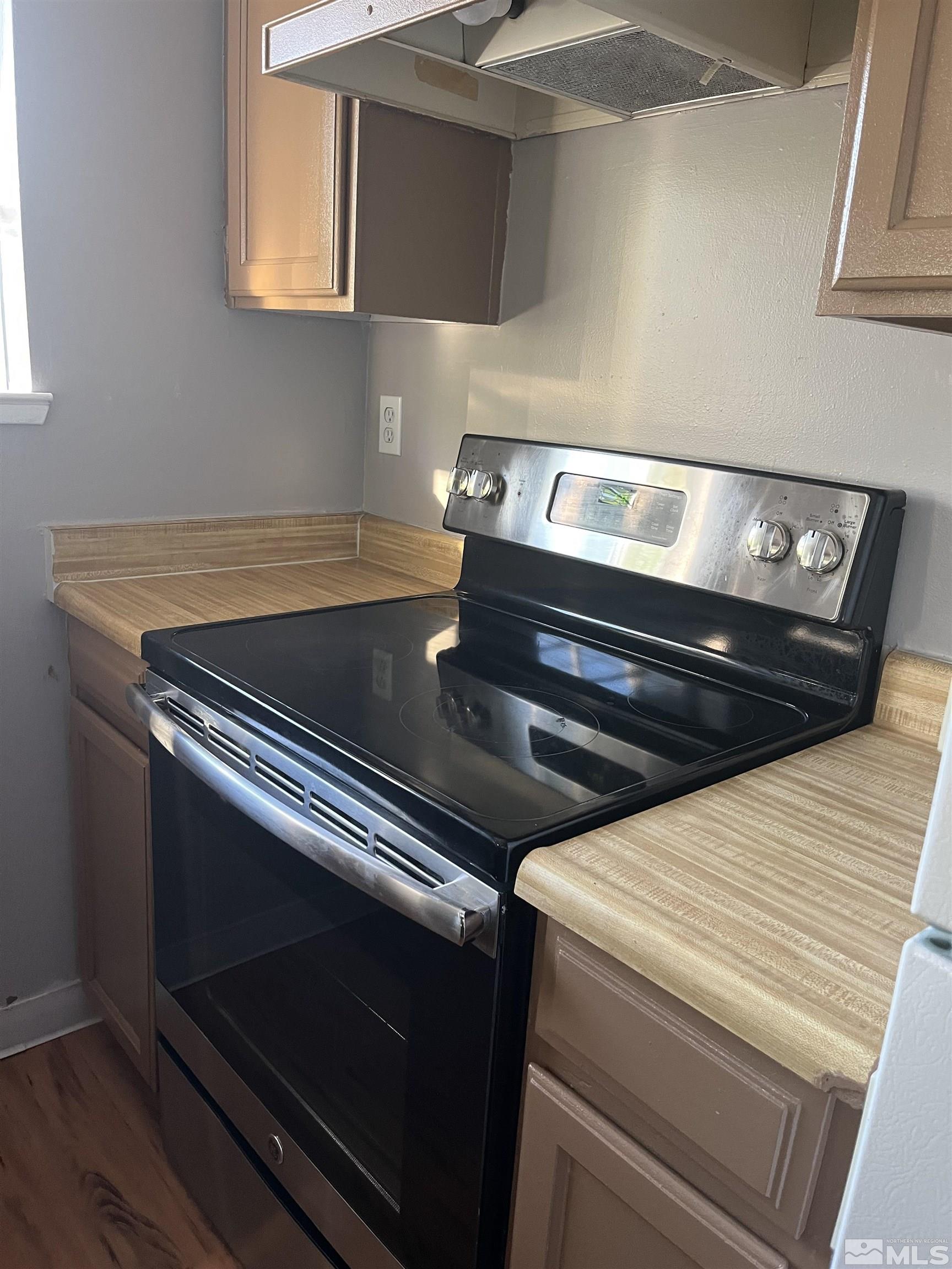 2197 Kietzke Lane, Unit E Reno, NV 89502 - Photo 4 of 7 a close view of stove