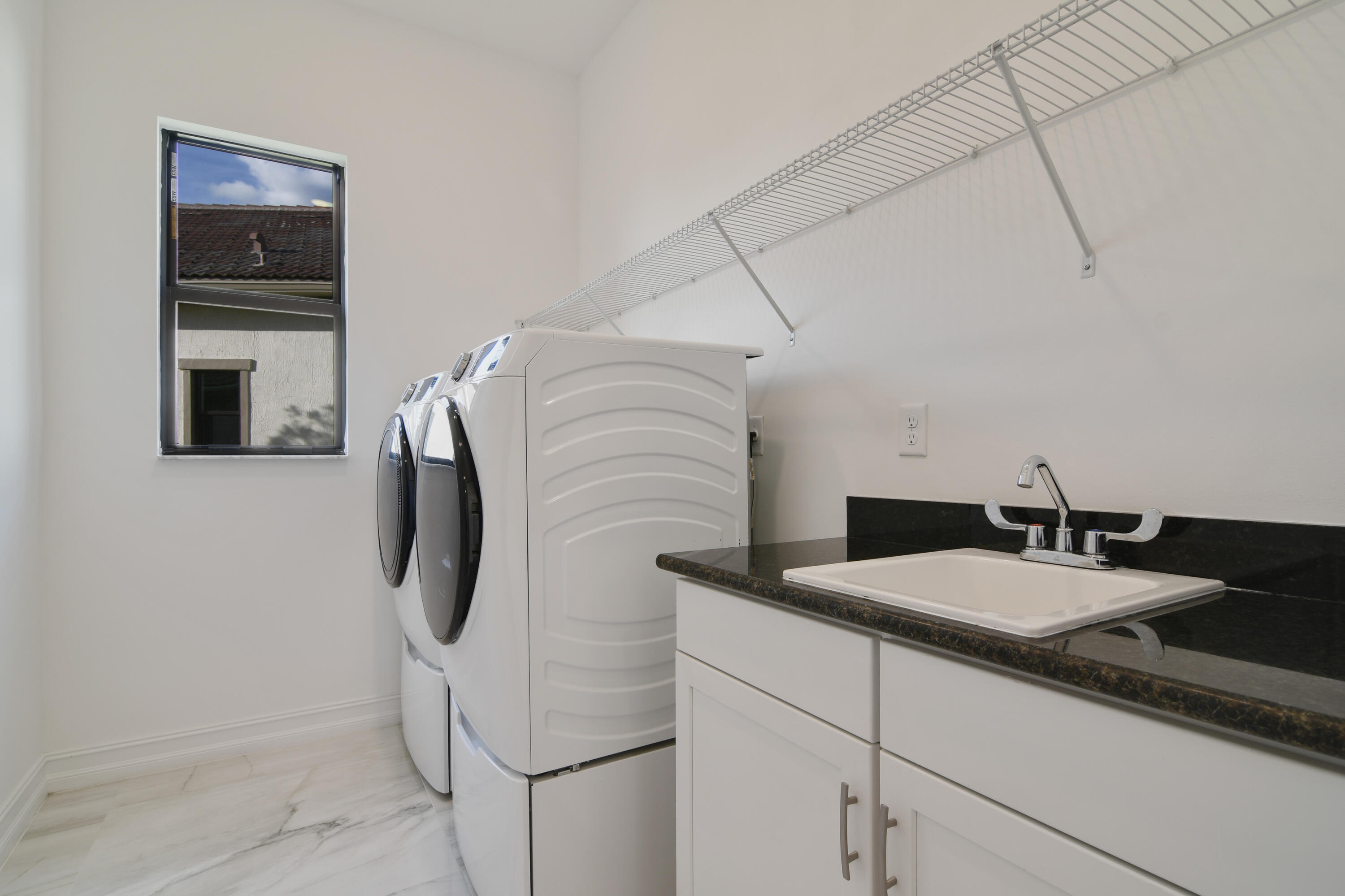 8827 Leon Circle, Unit 286 Parkland, FL 33076 - Photo 33 of 34 a bathroom with a sink and a mirror
