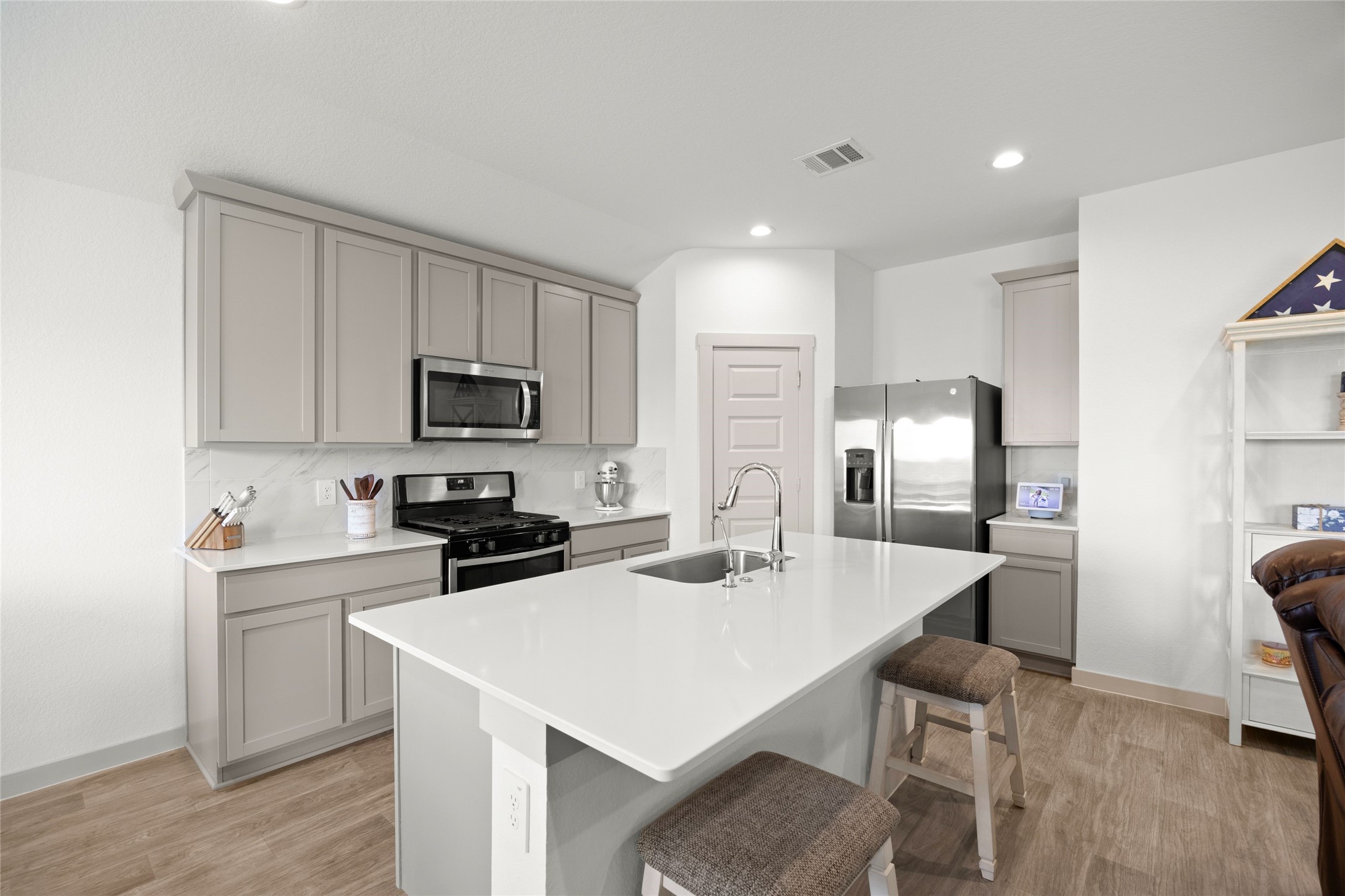 1134 Della Lane Rosharon, TX 77583 - Photo 10 of 31 Kitchen