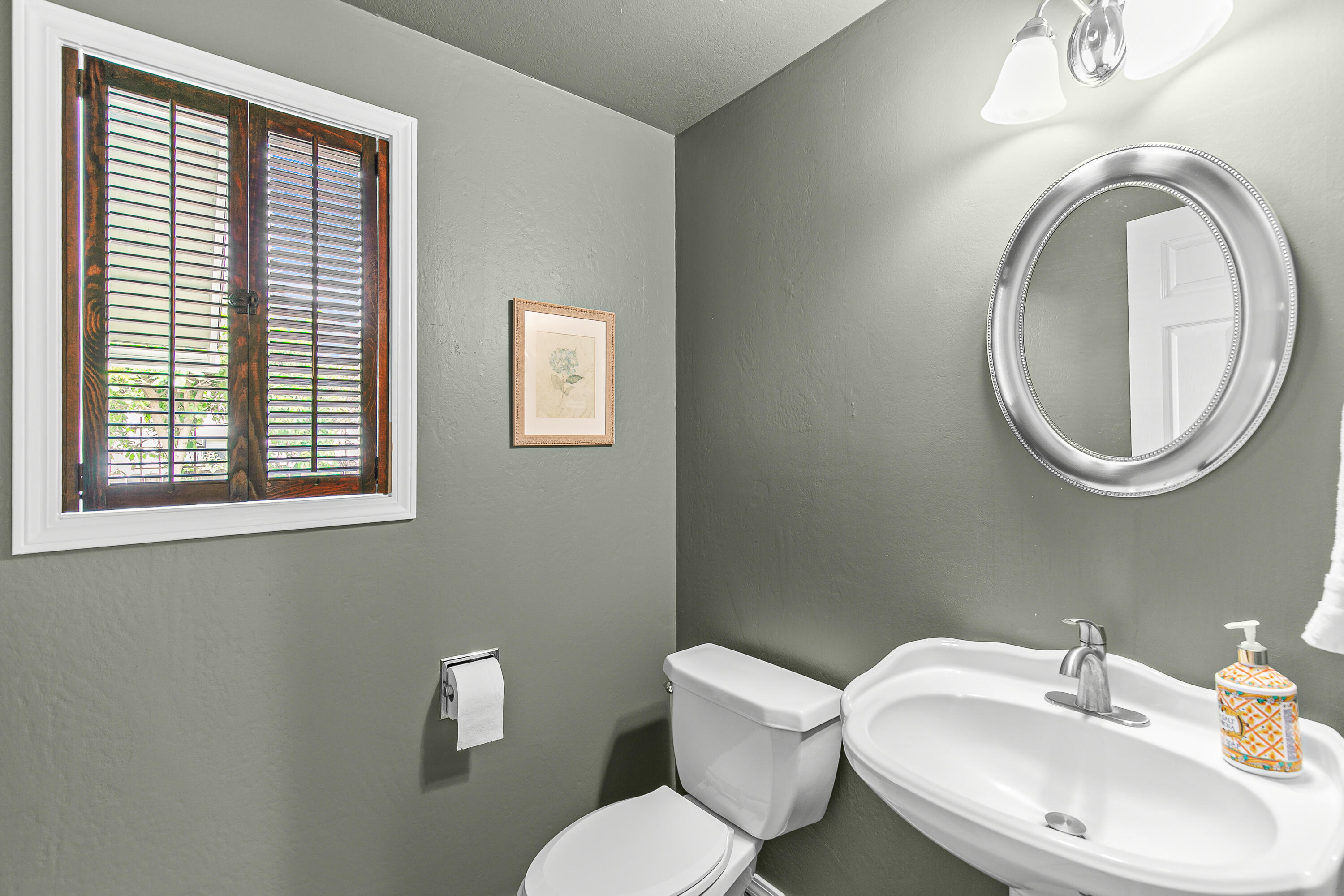 2338 Ridge Way Medford, OR 97504 - Photo 15 of 48 Lower level Half Bath - 15