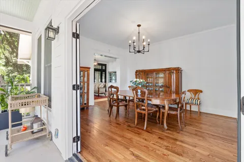 a en suite bathroom with a double vanity sink and mirror