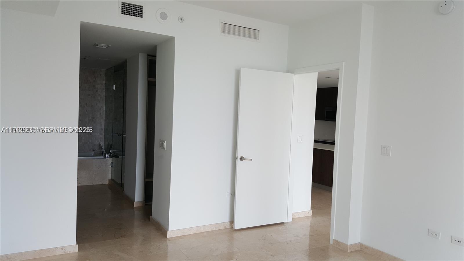 68 Southeast 6th Street, Unit 3305 Miami, FL 33131 - Photo 11 of 12