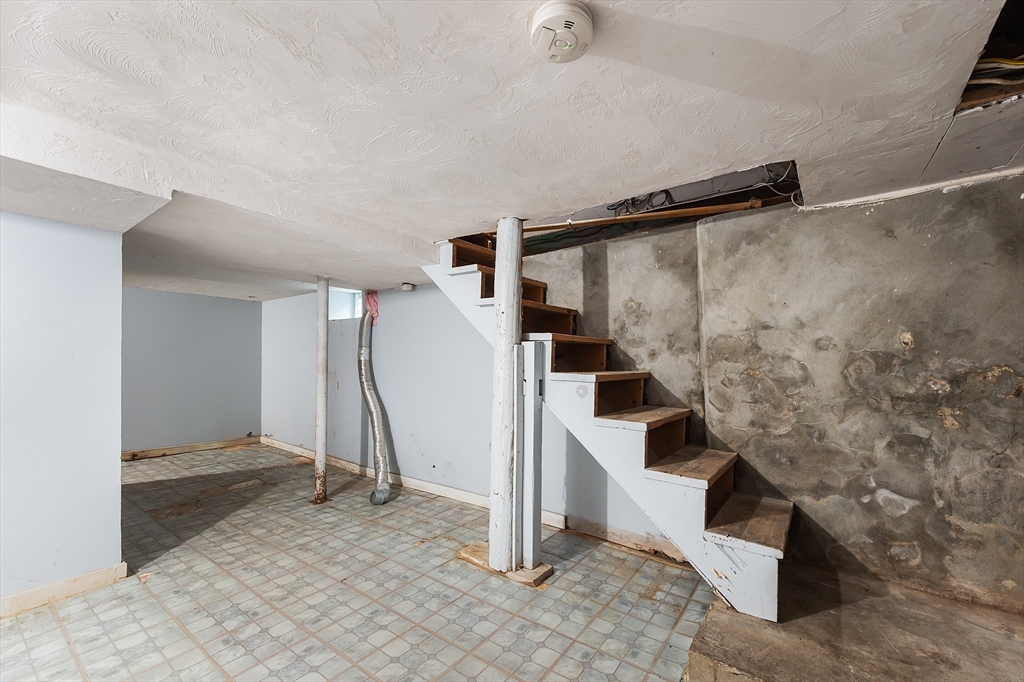 25 Durham Street Lawrence, MA 01843 - Photo 22 of 34 a view of entryway