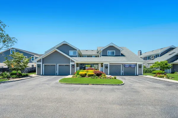 $574,999 | 118 East Midland Pond Court, Moriches, NY 11955