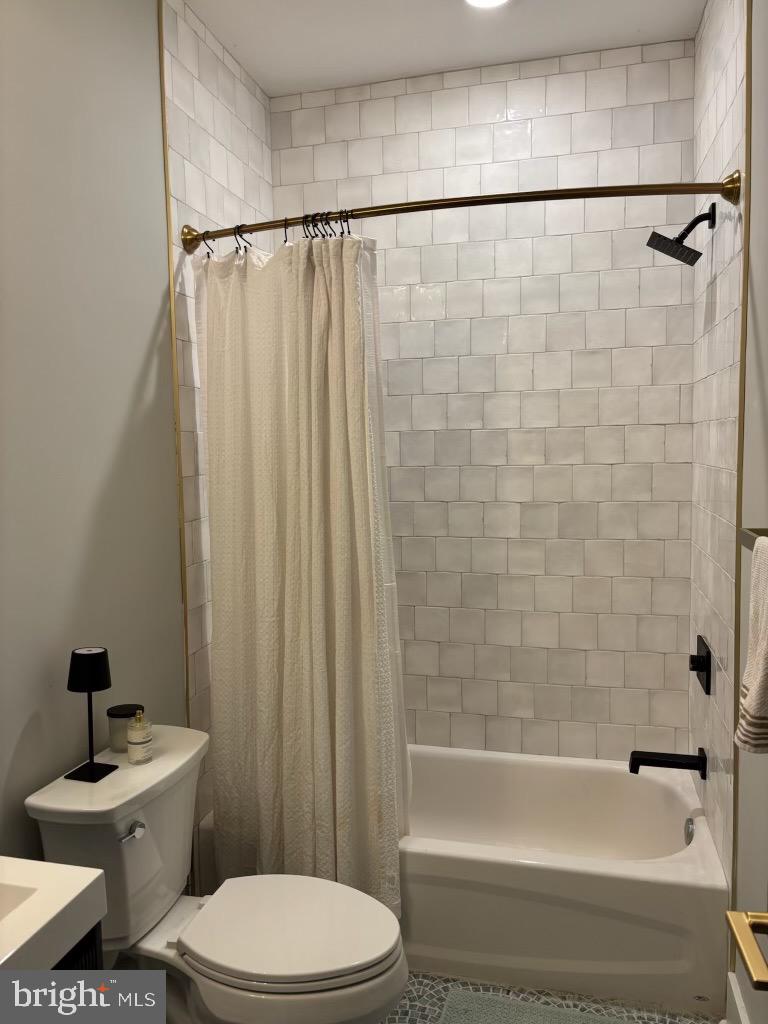 7521 Ridge Avenue Philadelphia, PA 19128 - Photo 7 of 13 a bathroom with a toilet a sink and a bathtub